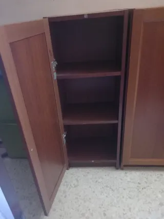 Librería de madera marrón