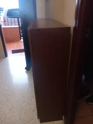 Librería de madera marrón