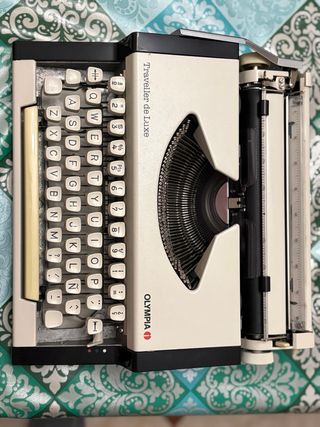 Máquina de escribir Olympia Traveller de Luxe
