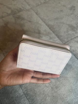 Cartera rosa pequeña con cremallera y estampado