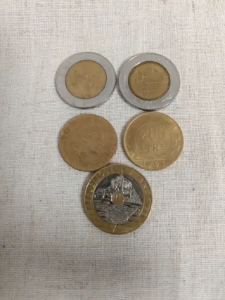 Lote de monedas internacionales.