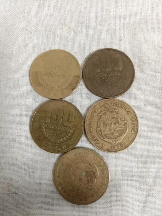 Lote de monedas internacionales.