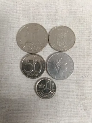 Lote de monedas internacionales.