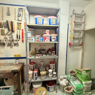 Estantería metálica gris