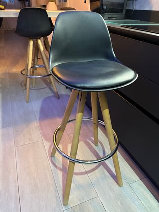 Taburete alto asiento acolchado negro