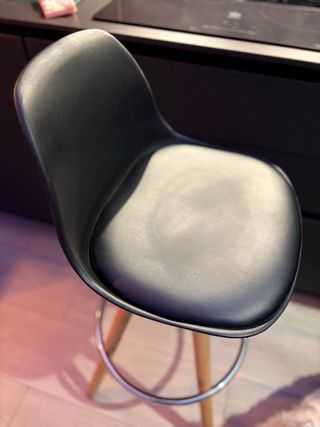 Taburete alto asiento acolchado negro