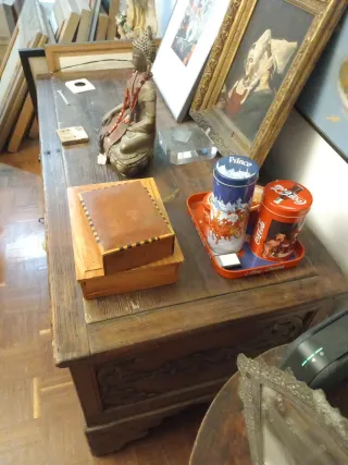 Arca antigua de madera y metal