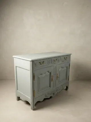 Aparador de estilo provenzal con herrajes de latón