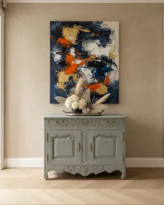 Aparador de estilo provenzal con herrajes de latón