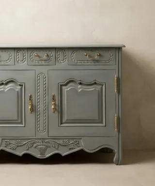 Aparador de estilo provenzal con herrajes de latón