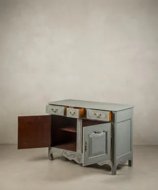 Aparador de estilo provenzal con herrajes de latón