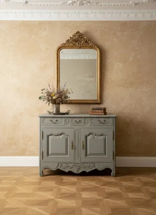 Aparador de estilo provenzal con herrajes de latón