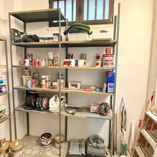 Estantería metálica gris y blanca