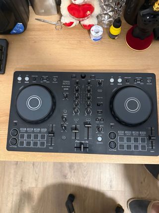 Mesa DJ Pioneer DJ DDJ-FLX4 Negra y Auriculares Dj