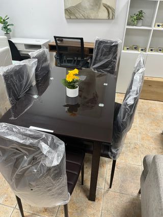 Mesa extensible marrón con 6 sillas
