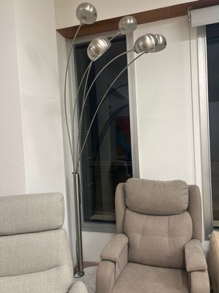 Lámpara de pie plateada