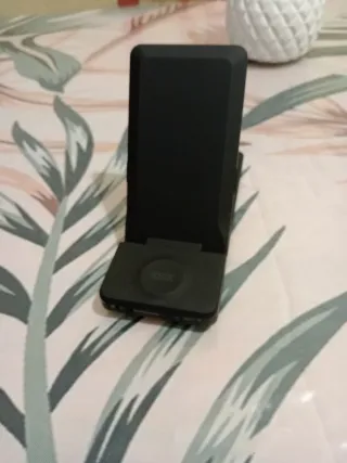 Cargador triple móvil, reloj y auriculares.