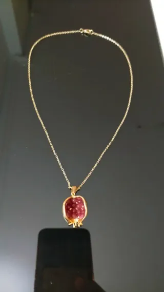 Collar dorado con colgante de granada