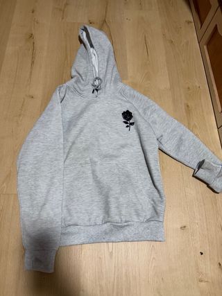 Sudadera gris con capucha y rosa bordada Talla S