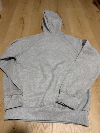 Sudadera gris con capucha y rosa bordada Talla S