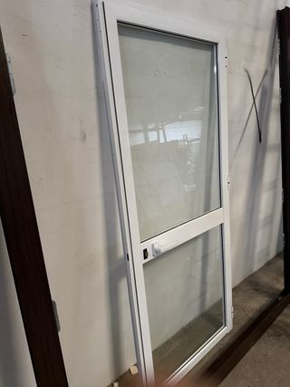 Puerta de aluminio con cristal