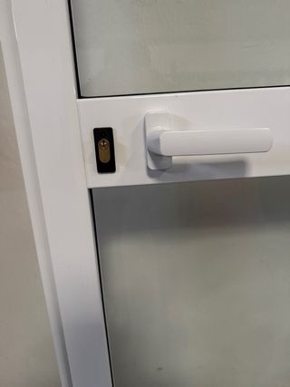 Puerta de aluminio con cristal