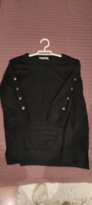 Jersey negro con tachuelas en manga