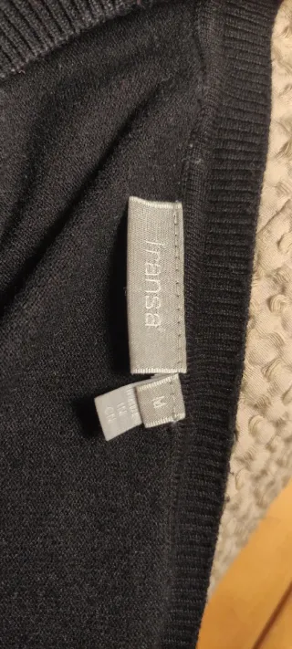 Jersey negro con tachuelas en manga