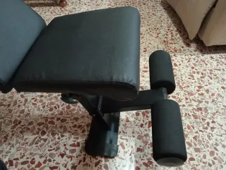 Banco de entrenamiento mas juego de pesas.