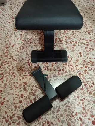 Banco de entrenamiento mas juego de pesas.