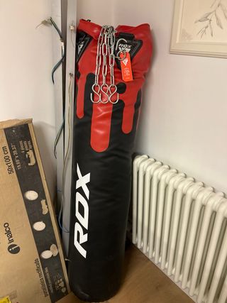 Saco de boxeo y guantes