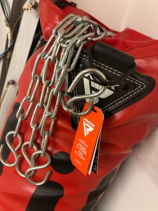 Saco de boxeo y guantes