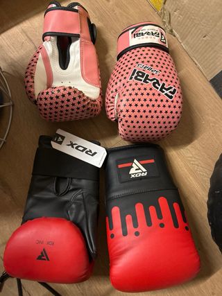 Saco de boxeo y guantes