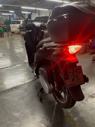 Honda SH 125i Scooter Negra