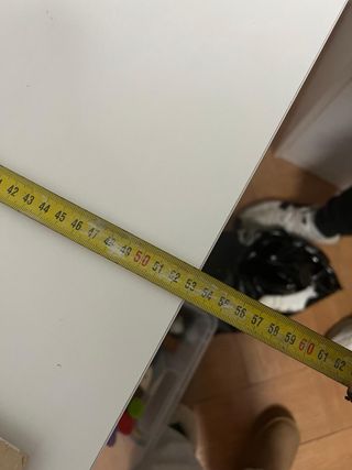 Escritorio blanco con cajones morados