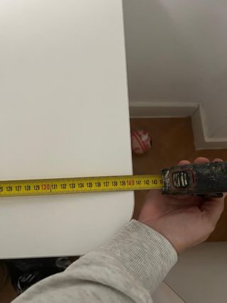 Escritorio blanco con cajones morados