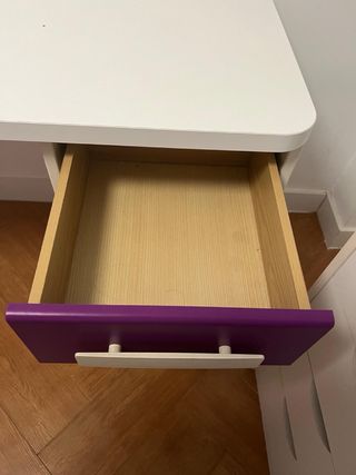 Escritorio blanco con cajones morados