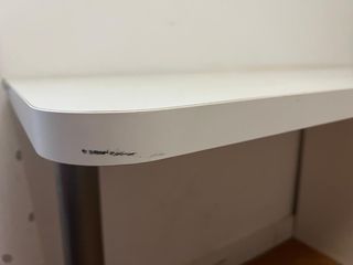 Escritorio blanco con cajones morados