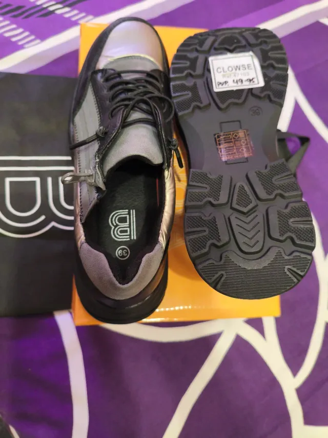 Zapatillas Clowse negras y plateadas