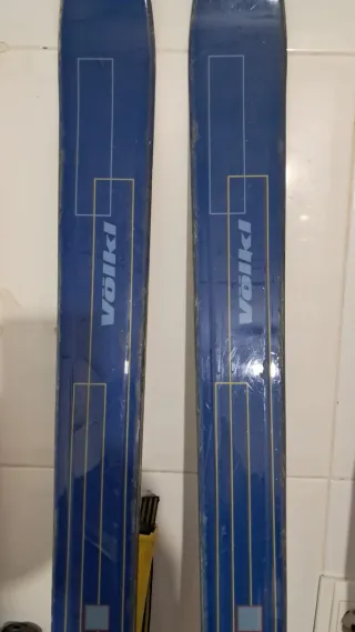 Esquís y bastones de esquí Tres juegos  lote...