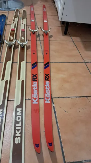 Esquís y bastones de esquí Tres juegos  lote...