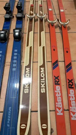 Esquís y bastones de esquí Tres juegos  lote...