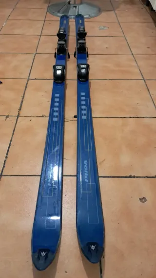 Esquís y bastones de esquí Tres juegos  lote...