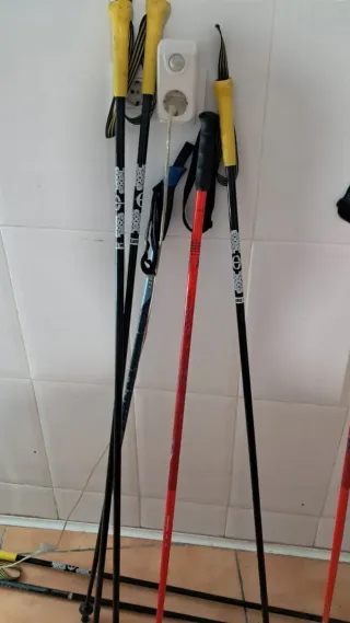 Esquís y bastones de esquí Tres juegos  lote...