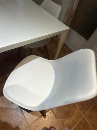 Mesa de comedor blanca con 4 sillas (COMEDOR COM