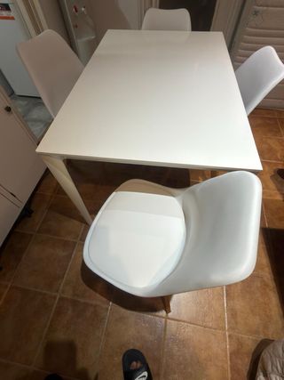 Mesa de comedor blanca con 4 sillas (COMEDOR COM