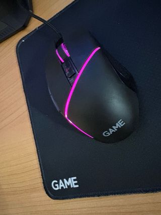 Ratón GAME negro y rosa con alfombrilla
