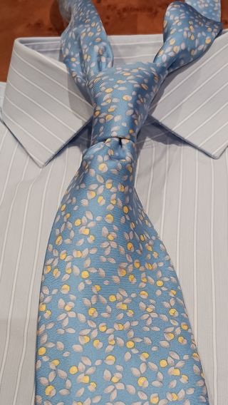 CORBATA IDAS, SEDA NATURAL, AZUL DETALLE FRUTAL.