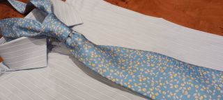 CORBATA IDAS, SEDA NATURAL, AZUL DETALLE FRUTAL.