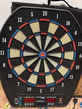 Diana electrónica y dardos